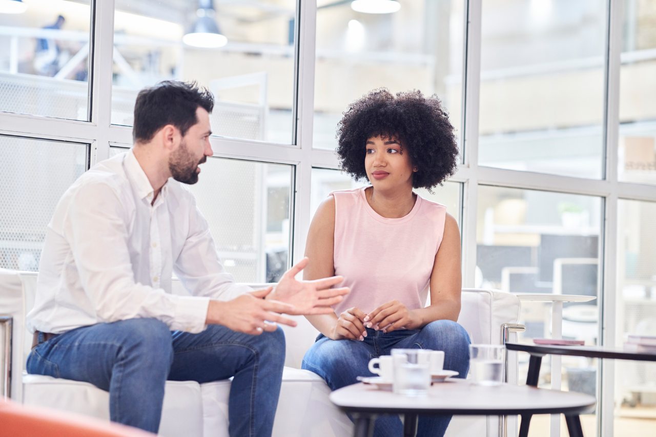 Compañeros de trabajo, pareja charlando